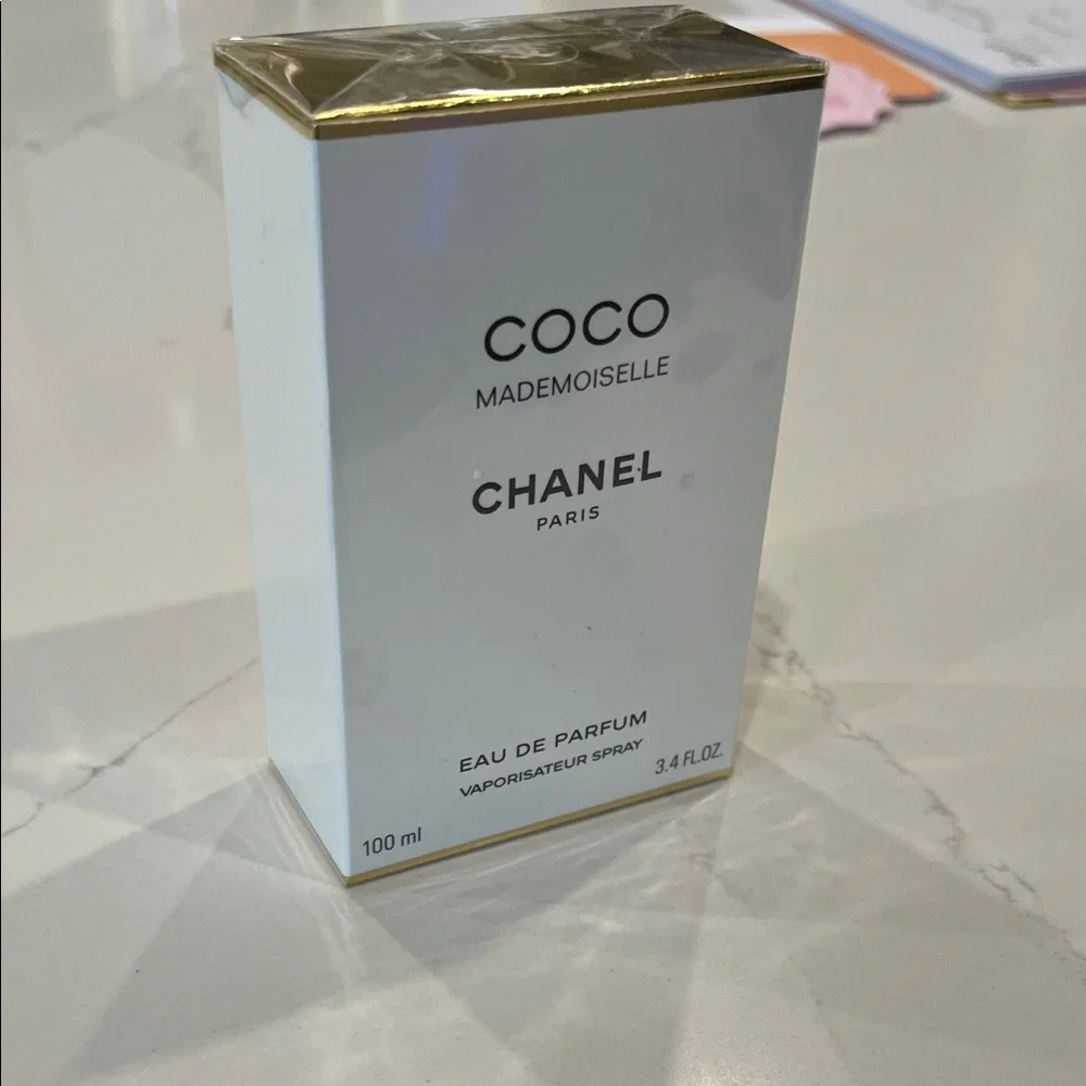 CHANEL Coco Mademoiselle Eau de Parfum - White and Gold - Picture 4 of 4